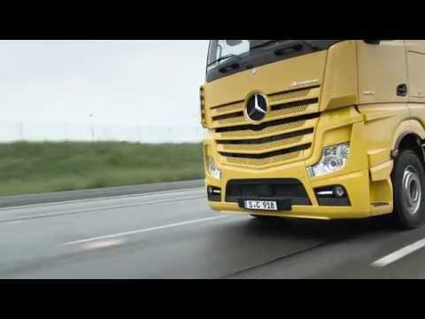 Daimler Trucks - Full braking at moving obstacles - Active Brake Assist 4 | AutoMotoTV