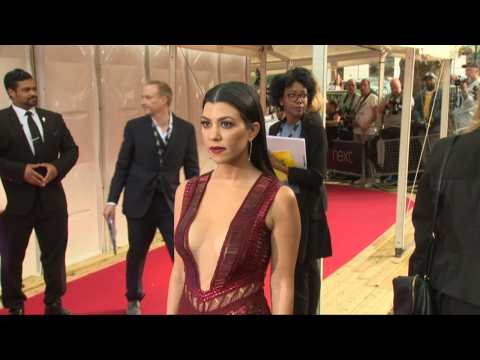 Kim Kardashian Looks Sexy As Susan Sarandon Rambles At Glamour Awards