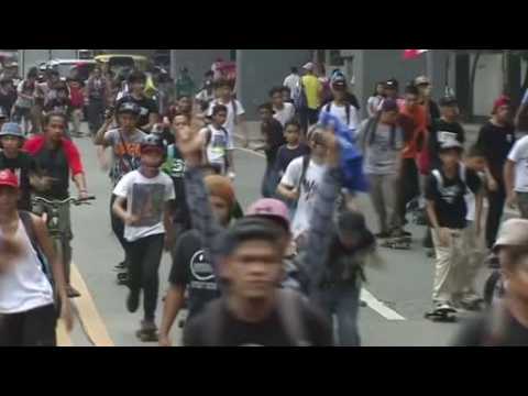 Hundreds of Filipinos skateboard for safe riding