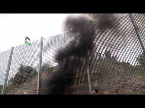 Land day: Palestinian protesters clash with Israeli soldiers