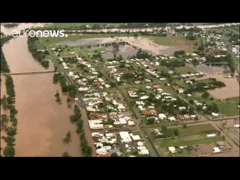 Cyclone Debbie: Deadly flooding on east coast of Australia