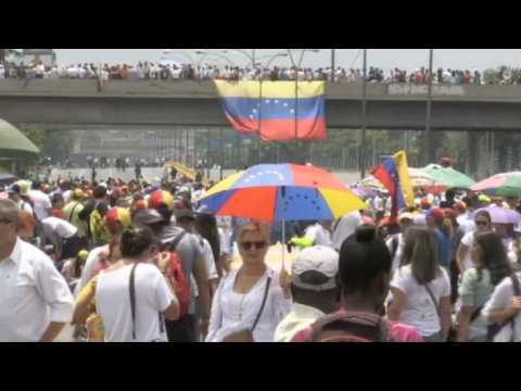 Venezuela protesters vow to block roadways