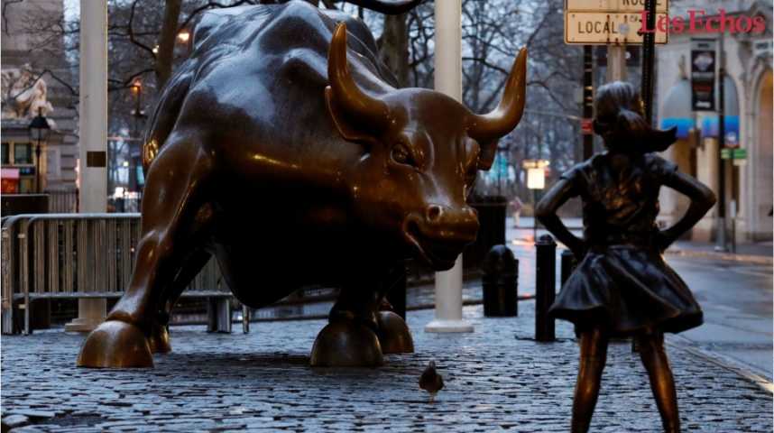 Illustration pour la vidéo A New York, la statue d’une jeune fille rejoint le taureau de Wall Street