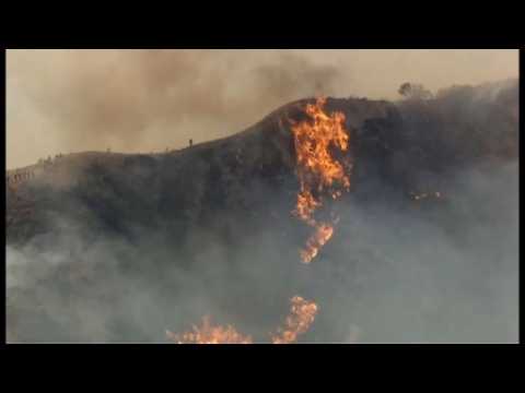 Brush fire threatens homes in Los Angeles