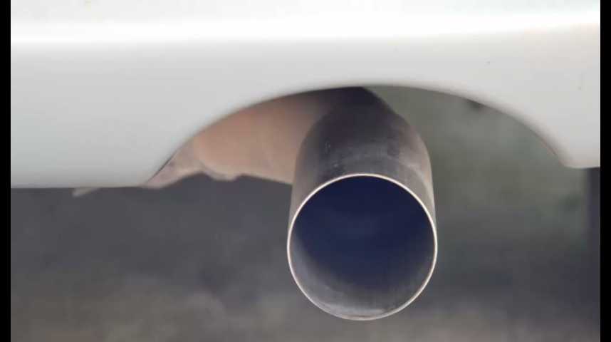 Illustration pour la vidéo Pollution : bras de fer sur les voitures à essence