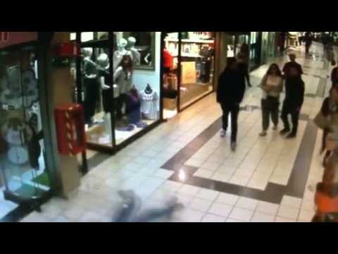 Old man trips after tripping up shoplifter in Santiago mall