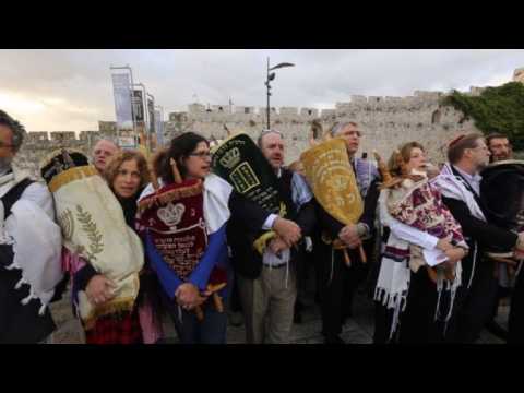 Protesters demand equal prayer rights at Western Wall