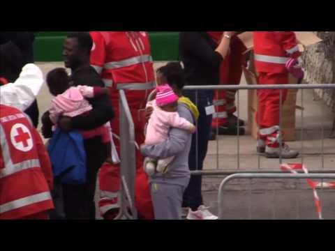 Italian coastguard rescues migrants
