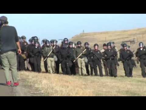 Police start removing Dakota pipeline protesters