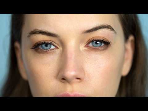 Natural make-up for blue eyes