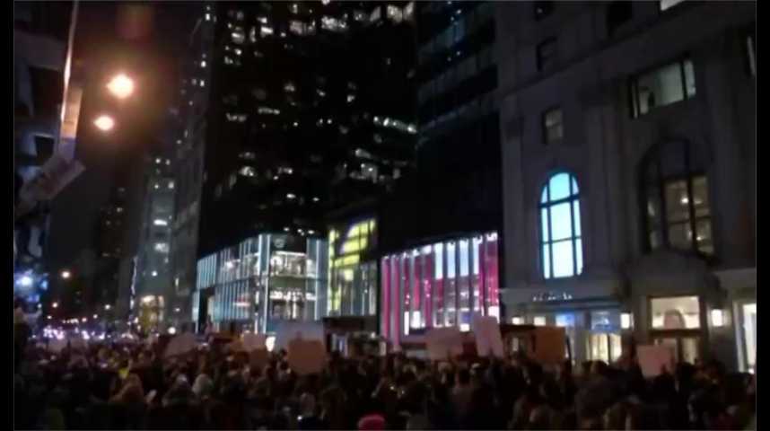 Illustration pour la vidéo Après la victoire de Trump, des manifestations éclatent aux Etats-Unis