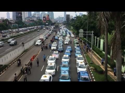 Indonesian drivers stage violent anti-Uber protest