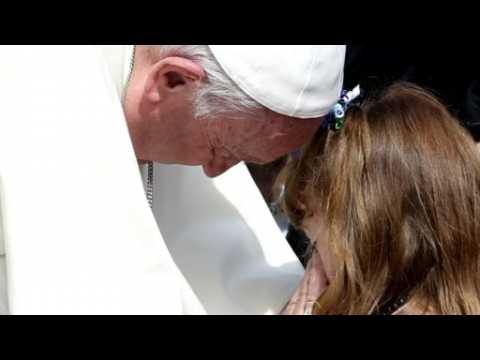 U.S. girl going blind sees pope as part of "bucket list"
