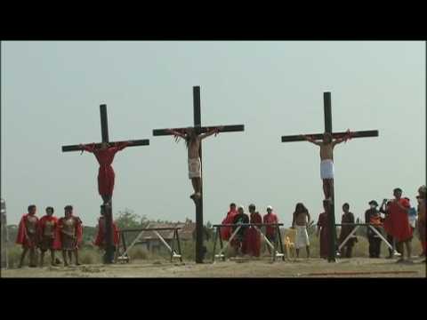 Filipino Catholics re-enact Jesus' crucifixion
