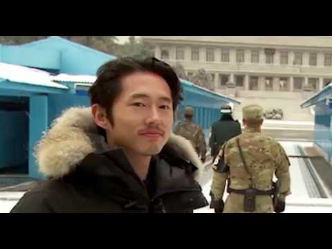 Steven Yeun et Conan O'Brien en Corée du Nord