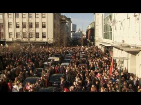 Thousands of Icelanders call on PM to resign