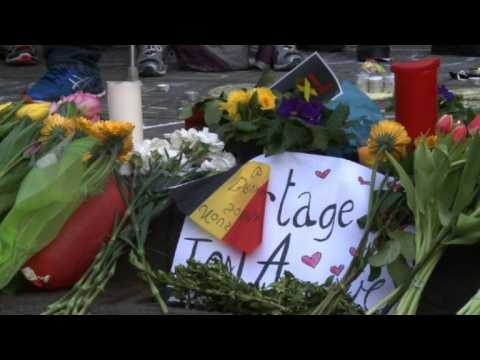 Hundreds pay tribute to Brussels' attacks dead in city's centre