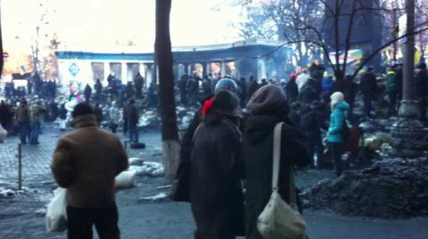 Illustration pour la vidéo Travelling de la barricade de la rue Grouchetskovo, là où ont eu lieu les combats les plus durs.