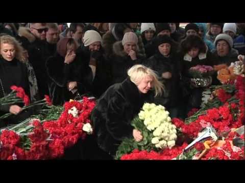 Russians lay flowers for victims of plane crash
