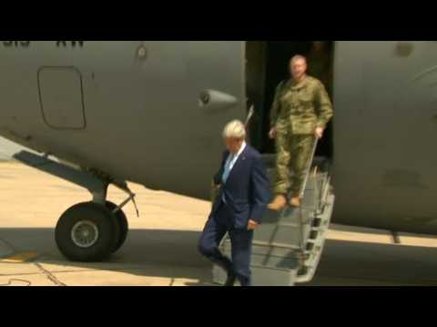Kerry visits Iraq, showing support for embattled prime minister