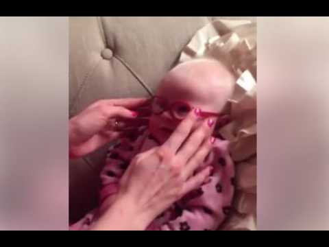 La réaction drôle d'un bébé en découvrant pour la première fois le visage de sa mère