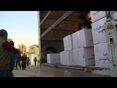 Mosul residents receive food aid amid operation