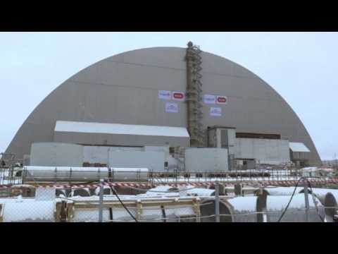 Ukraine moves giant new safety dome over Chernobyl (2)`