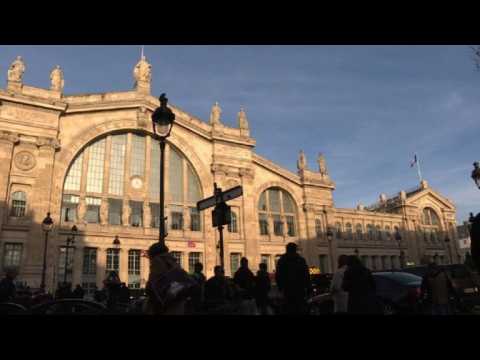 Power outage paralyzes major Paris train station