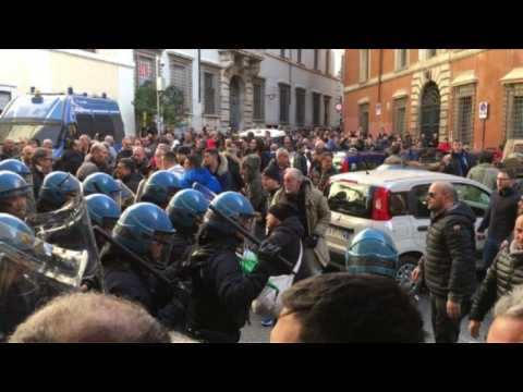 Italy: protesting taxi drivers, street vendors clash with police