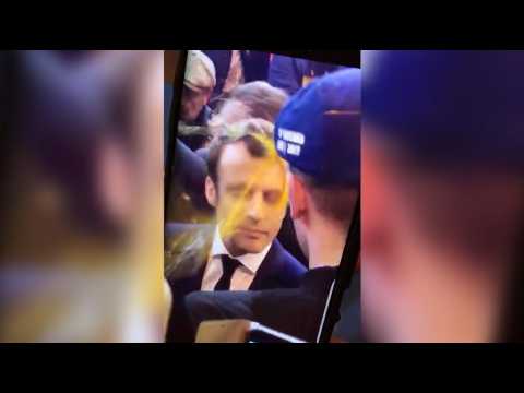 Macron reçoit un oeuf en pleine tête au Salon de l'agriculture