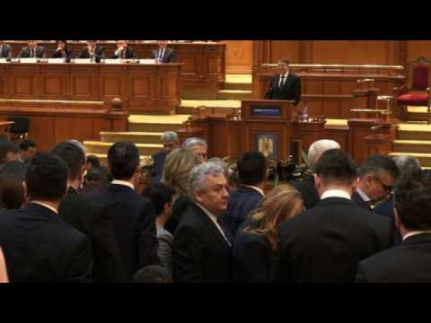 Romania: MPs walk out of parliament after Iohannis calls to quit