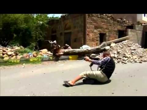 Pro-Hadi fighters and Houthis battle for Yemen's Taiz