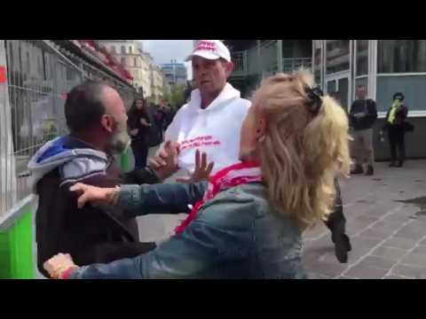 Deux activistes de la cause animale retirent le chiot d'un SDF