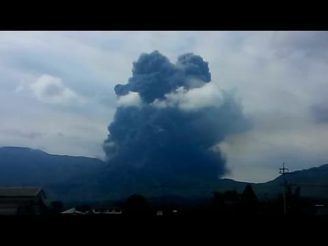 Japan volcano eruption caught on camera