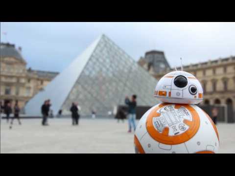 Star Wars: BB-8 visit Paris robot