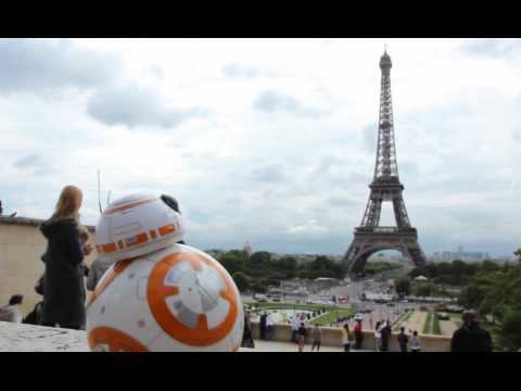Star Wars : the robot BB-8 visits Paris