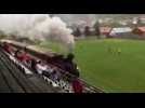 Slovaquie : un train à vapeur traverse un stade en plein match