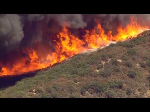 Fast-moving wildfire threatens homes in Southern CA