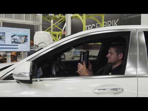 Mercedes-Benz Industrie 4.0 Man replaces robot | AutoMotoTV