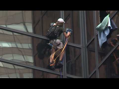 Il tente d'escalader la Tour Trump avec des ventouses