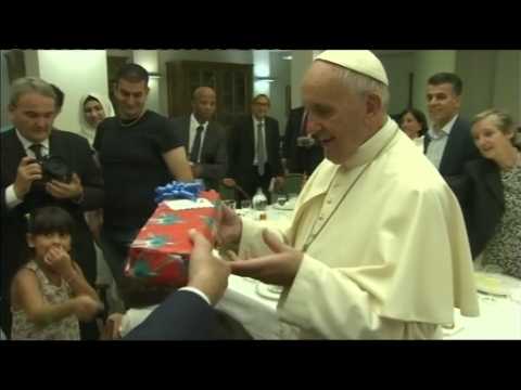Pope lunches with Syrian refugees at the Vatican
