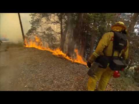 Hundreds flee from California fires