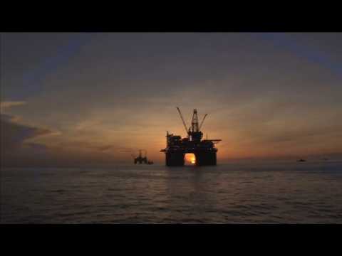 Shell: big oil struggles as profits dive