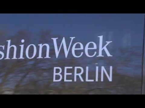 Mercedes-Benz Fashion Week Berlin - AutumnWinter 2016 Day 1- Mercedes-Benz SL 500 | AutoMotoTV