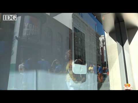 Video: Apple consumers buy the iPhone 4S