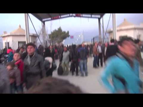 Thousands of Syrians flock to Turkey border close to Aleppo