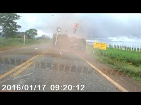 Dashcam captures dramatic truck crash in Brazil