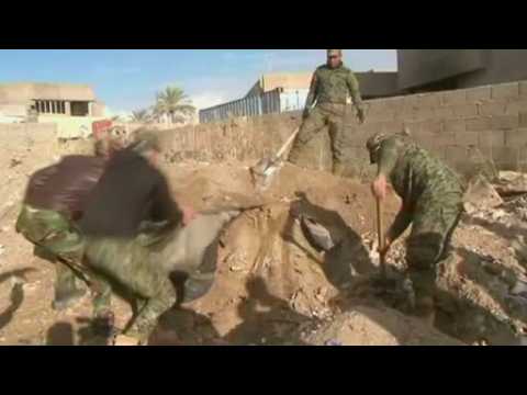 Iraqis find mass grave in Ramadi