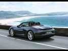 Watch video of A Son Tour, La Porsche Boxster Gagne Un Turbocompresseur. Mais Elle Combine Cette Greffe à L'abandon Définitif Du Moteur à Six Cylindres (2,7 Litres Et 3,4 Litres) Au Profit D'un 4-cylindres Inédit, Décliné En Deux Variantes : 2 Litres Turbo De 300 Chevaux (220 KW) Sur La Porsche 718 Boxster Et 2,5 Litres Turbo De 350 Chevaux (257 KW) Sur La Porsche 718 Boxster S. Sur Cette Dernière, La Turbine Est à Géométrie Variable, Suivant La Technique Mise En œuvre Sur La 911 Turbo. Très Courante Sur Les Moteurs Diesel, Elle S'avère Plus Délicate à Mettre Au Point Sur Un Moteur à Essence Du Fait De Températures De Combustion Plus élevées. Porsche Reste Aujourd'hui Encore Le Seul Constructeur à Tolérer Ce Surcoût. - Porsche 718 Boxster S (Genève 2016) - Label : Challenges vidéo – Automobile -