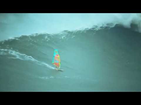 Il est le premier windsurfer à dompter la vague géante de Nazaré